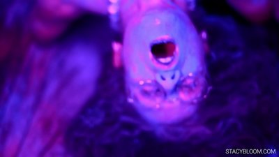 Ọmọ baraenisere lori kamẹra ati ki o mu ara rẹ si orgasm.